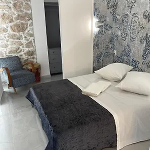 Apartment C, Cres